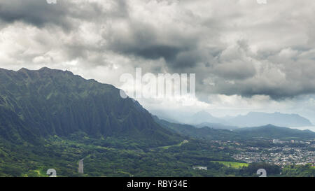 Koolau Berge in Wolken Blick vom Nuuanu Pali Aussichtspunkt auf Oahu, Hawaii Stockfoto