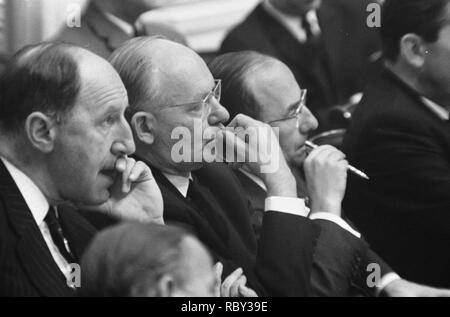 Achter de regeringstafel v.l.n.r. Minister Joseph Luns (KVP) Minister Anne Vonde, Bestanddeelnr 919-6669. Stockfoto