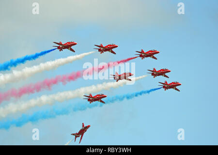 Rote Pfeile im Flug in Eastbourne Airbourne, Air Show, Eastbourne, East Sussex, Großbritannien Stockfoto