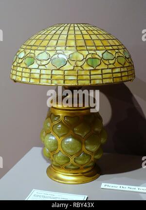 Acorn Tischleuchte, Louis Comfort Tiffany, mady von Tiffany Studios, Corona NY, C. 1895, gebeizt und mundgeblasenem Glas mit vergoldeter Bronze Fittings - Bennington Museum - Bennington, VT-DSC 09047. Stockfoto