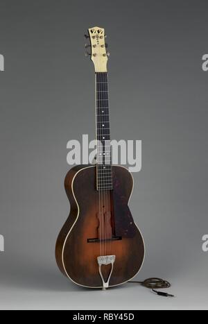 718444 Hersteller: Vivi-Tone, Amerikanische, Acoustic-Electric Gitarre, Ca. 1933, Fichte, Ahorn, Mahagoni, Ebenholz, Höhe: 39 cm. (99,4 cm) Breite (an der unteren Bout): 13 1/8 in. (33,3 cm) Tiefe (auf der Seite der Felge): 3 3/4 in. (9,5 cm). Stockfoto