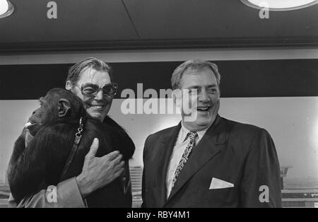 Acteurs Raymond Burr en ex-Tarzan Johnny Weismuller (USA) arriveren op Schiphol, Bestanddeelnr 923-6185. Stockfoto