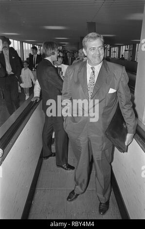 Acteurs Raymond Burr en ex-Tarzan Johnny Weismuller (USA) arriveren op Schiphol, Bestanddeelnr 923-6186. Stockfoto