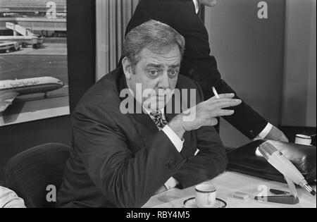 Acteurs Raymond Burr en ex-Tarzan Johnny Weismuller (USA) arriveren op Schiphol, Bestanddeelnr 923-6187. Stockfoto