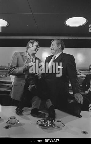 Acteurs Raymond Burr en ex-Tarzan Johnny Weismuller (USA) arriveren op Schiphol, Bestanddeelnr 923-6188. Stockfoto