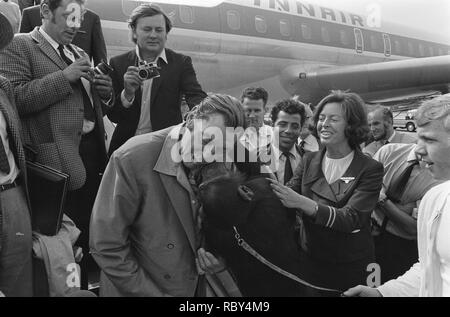 Acteurs Raymond Burr en ex-Tarzan Johnny Weismuller (USA) arriveren op Schiphol, Bestanddeelnr 923-6189. Stockfoto