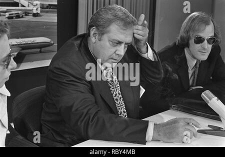 Acteurs Raymond Burr en ex-Tarzan Johnny Weismuller (USA) arriveren op Schiphol, Bestanddeelnr 923-6191. Stockfoto