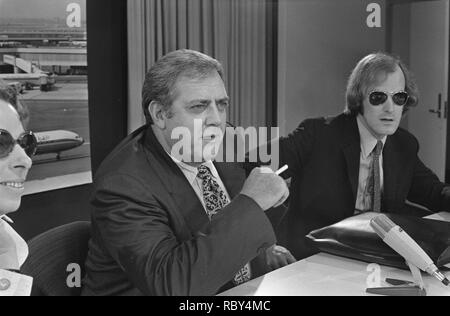 Acteurs Raymond Burr en ex-Tarzan Johnny Weismuller (USA) arriveren op Schiphol, Bestanddeelnr 923-6192. Stockfoto