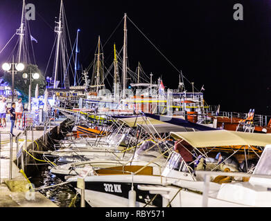 Boote und Yachten im Hafen bei Nacht, Krk, Kvarner, Kroatien Stockfoto