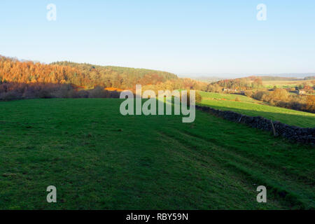 An einem strahlenden Wintermorgen früh am Morgen Schatten kriechen über die Derbyshire Landschaft Stockfoto