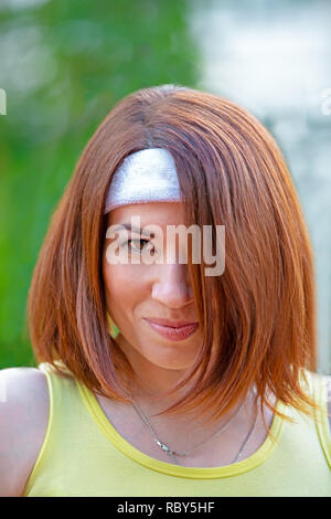 Erfolgreiche Sportlerin mit Schläger auf dem Tennisplatz. Gesunde Lebensweise. Stockfoto