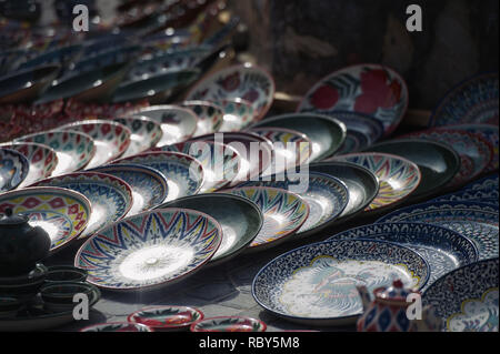 Handgefertigte Souvenirs zum Verkauf von Straßenverkäufern in Buchara, Usbekistan. Stockfoto