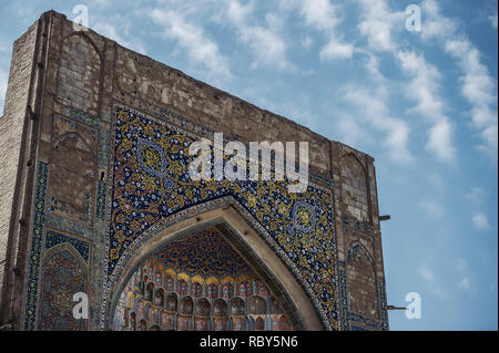 Sobald exquisite Kacheln Alter an der Fassade eines Gebäudes in Buchara, Usbekistan. Stockfoto