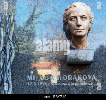 Milada Horakova, ausgeführt, einen politischen Prozess in den 1950er Jahren, Büste auf Vyšehrad Friedhof, Prag Tschechische Republik Stockfoto