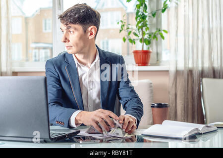 Geschäftsmann offizielle am Arbeitsplatz im Büro verbirgt sich ein Bestechungsgeld unbemerkt in der Tasche. Das Konzept von Korruption und Bestechung Stockfoto