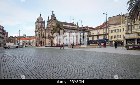 PORTO, PORTUGAL - Dezember 16, 2016: Praca de Gomes Teixeira in bewölkten Morgen Stockfoto
