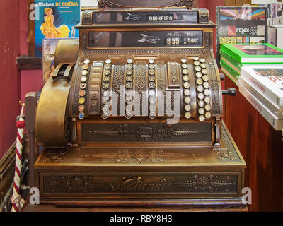 PORTO, PORTUGAL - Dezember 16, 2016: Antike Kurbel betrieben National Cash Register in der Buchhandlung Stockfoto