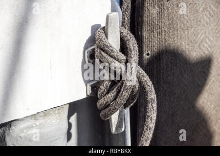 Nahaufnahme von Boot Seil auf acht Klampe Haken Stockfoto