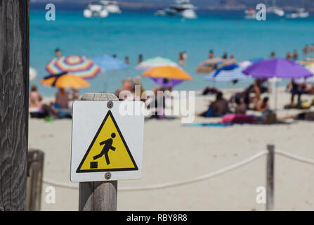 Drop Warnschild, fallen der Kante gelbes Dreieck Warnschild am Strand Stockfoto