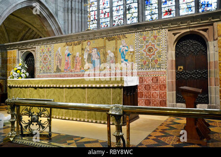 Der Altar in Great Malvern Priory, Malvern, Worcestershire, Großbritannien Stockfoto