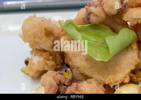 Frittierte Calamari und Baby Tintenfisch mit Knoblauch Mayonaise Zitrone Soße - Bild Stockfoto