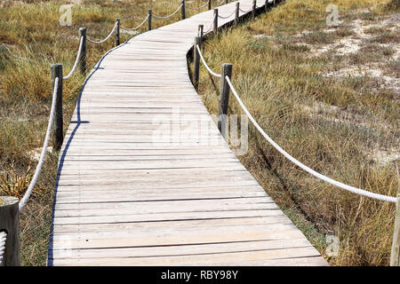 Holzsteg und türkisblauem Wasser am Illetas Strand in Formentera. Balearen. Spanien Stockfoto