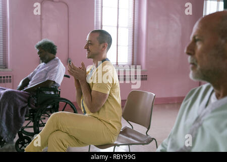 Glas ist ein 2019 amerikanischen Superhelden Thriller geschrieben, produziert und von M.Night Shyamalan geleitet. Der Film ist eine Fortsetzung der bisherigen Filme Unbreakable (2000) und Split (2016 Shyamalan's), kumulativ bildet die Eastrail 177 Trilogie. Dieses Foto ist nur für den redaktionellen Gebrauch bestimmt und unterliegen dem Copyright der Film Company und/oder der Fotograf durch den Film oder die Produktion Firma zugewiesen und kann nur reproduziert durch Veröffentlichungen im Zusammenhang mit der Förderung der oben genannten Film. Eine obligatorische Gutschrift auf dem Film Firma ist erforderlich. Der Fotograf sollte auch angerechnet werden, wenn bekannt. Stockfoto