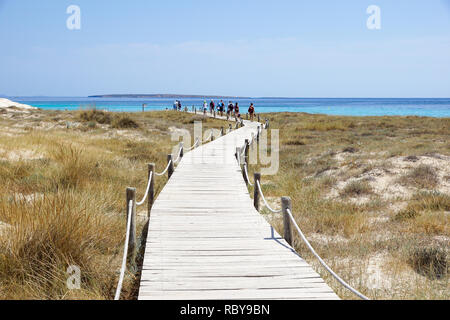 Holzsteg und türkisblauem Wasser am Illetas Strand in Formentera. Balearen. Spanien Stockfoto