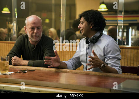 Glas ist ein 2019 amerikanischen Superhelden Thriller geschrieben, produziert und von M.Night Shyamalan geleitet. Der Film ist eine Fortsetzung der bisherigen Filme Unbreakable (2000) und Split (2016 Shyamalan's), kumulativ bildet die Eastrail 177 Trilogie. Dieses Foto ist nur für den redaktionellen Gebrauch bestimmt und unterliegen dem Copyright der Film Company und/oder der Fotograf durch den Film oder die Produktion Firma zugewiesen und kann nur reproduziert durch Veröffentlichungen im Zusammenhang mit der Förderung der oben genannten Film. Eine obligatorische Gutschrift auf dem Film Firma ist erforderlich. Der Fotograf sollte auch angerechnet werden, wenn bekannt. Stockfoto