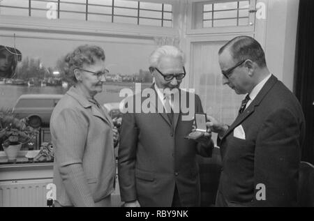 Adriaan van der Plas ontvangt De Penning van de Leuve (1969) - 2. Stockfoto