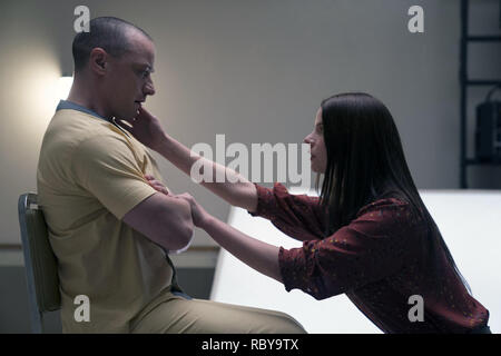 Glas ist ein 2019 amerikanischen Superhelden Thriller geschrieben, produziert und von M.Night Shyamalan geleitet. Der Film ist eine Fortsetzung der bisherigen Filme Unbreakable (2000) und Split (2016 Shyamalan's), kumulativ bildet die Eastrail 177 Trilogie. Dieses Foto ist nur für den redaktionellen Gebrauch bestimmt und unterliegen dem Copyright der Film Company und/oder der Fotograf durch den Film oder die Produktion Firma zugewiesen und kann nur reproduziert durch Veröffentlichungen im Zusammenhang mit der Förderung der oben genannten Film. Eine obligatorische Gutschrift auf dem Film Firma ist erforderlich. Der Fotograf sollte auch angerechnet werden, wenn bekannt. Stockfoto