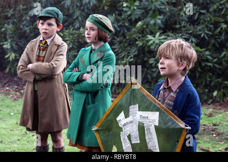 Mary Poppins liefert (auch als Mary Poppins 2 bekannt) ist eine bevorstehende Amerikanische Fantasy Musical Film unter der Regie von Rob Marshall und von David Magee geschrieben. Es ist die Fortsetzung des 1964 Film Mary Poppins. Der Film stars Emily Blunt, Lin-Manuel Miranda, Meryl Streep, Ben Whishaw, Emily Mortimer, Pixie Davies, Joel Dawson, Nathanael Saleh, Julie Walters, Colin Firth und Angela Lansbury. Dieses Foto ist nur für den redaktionellen Gebrauch bestimmt und unterliegen dem Copyright der Film Company und/oder der Fotograf durch den Film oder die Produktion Firma zugewiesen und kann nur reproduziert durch Publikationen in Verbindung mit der werden. Stockfoto