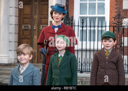 Mary Poppins liefert (auch als Mary Poppins 2 bekannt) ist eine bevorstehende Amerikanische Fantasy Musical Film unter der Regie von Rob Marshall und von David Magee geschrieben. Es ist die Fortsetzung des 1964 Film Mary Poppins. Der Film stars Emily Blunt, Lin-Manuel Miranda, Meryl Streep, Ben Whishaw, Emily Mortimer, Pixie Davies, Joel Dawson, Nathanael Saleh, Julie Walters, Colin Firth und Angela Lansbury. Dieses Foto ist nur für den redaktionellen Gebrauch bestimmt und unterliegen dem Copyright der Film Company und/oder der Fotograf durch den Film oder die Produktion Firma zugewiesen und kann nur reproduziert durch Publikationen in Verbindung mit der werden. Stockfoto