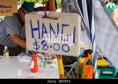 Hangi Essen ist bei einem Maori Markt verkauft in Neuseeland. Maori Hangi ist die traditionelle Art und Weise des Kochens in einem Ofen. Stockfoto