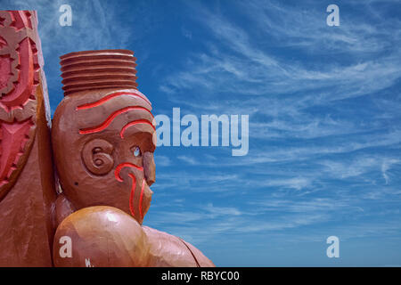 Traditionellen maori Carving vor blauem Himmel in Neuseeland Stockfoto