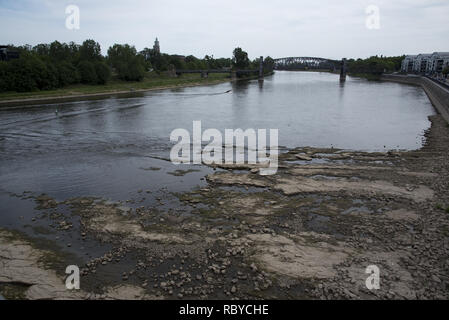 Magdeburg ist an den Ufern der Elbe, gerade wo einen ungeahnten Felsen namens Domfels die Tiefe des Flusses abgesenkt wird. Stockfoto