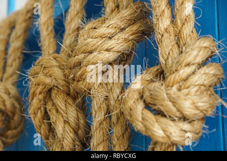 Ein Seil an einem Pier, Boot detail. Nach oben Schließen Stockfoto