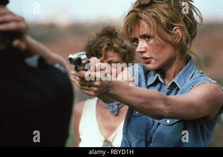 Thelma & Louise ist ein 1991 American Road Film unter der Regie von Ridley Scott und von Callie Khouri geschrieben. Es Sterne Geena Davis und Susan Sarandon als Thelma und Louise, zwei Freunde, die auf einer Fahrt mit unvorhersehbaren Folgen dieses Foto ist nur für den redaktionellen Gebrauch bestimmt und unterliegen dem Copyright der Film Company und/oder der Fotograf durch den Film oder Produktion Firma zugeordnet und können nur wiedergegeben werden durch Publikationen in Verbindung mit der Förderung der oben genannten Film beginnen. Eine obligatorische Gutschrift auf dem Film Firma ist erforderlich. Der Fotograf sollte auch angerechnet werden, wenn bekannt. Stockfoto