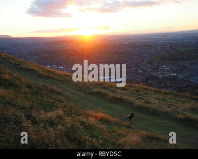 Sonnenuntergang vom Fahrersitz aus Arthur - Edinburgh Stockfoto