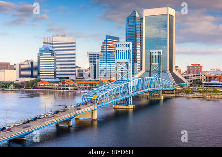 Jacksonville, Florida, USA Downtown Skyline in der Dämmerung über St. Johns River. Stockfoto