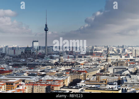 Weiten Blick über das Meer von Berlin im Winter mit einem markanten Wolkenbildung, TV Tower als das wichtigste Motiv - Ort: Germany, Berlin, Potsdamer Platz Stockfoto