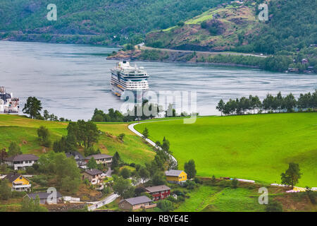 Flam, Norwegen - 31. Juli 2018: Norwegischen Fjord Dorf mit Sognefjord Landschaft und Kreuzfahrtschiff Stockfoto