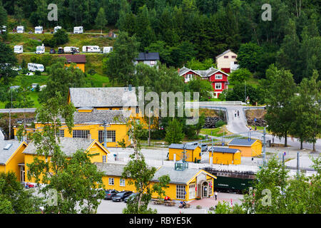 Flam, Norwegen - 31. Juli 2018: Norwegische Dorf Luftaufnahme mit Museum und Flamsbana Zug Bahnhof Stockfoto