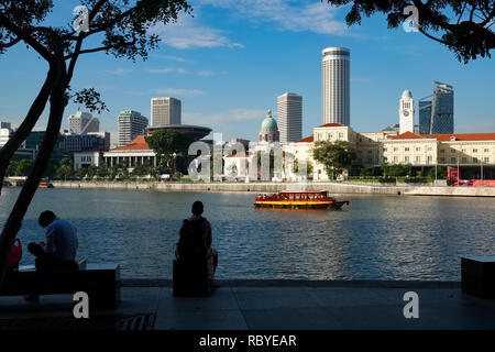 Blick über den Fluss Singapur, Singapur, in der Nähe von Boat Quay; b/g: Kaiserin, Raffles Landing Site, Victoria Theater & Konzert Hall, die National Museum Stockfoto