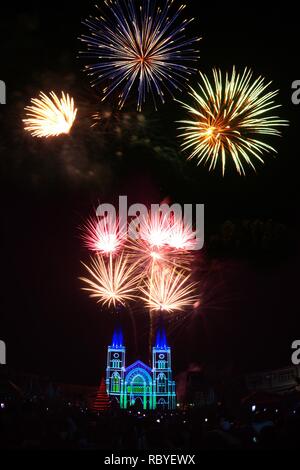 Blick auf Weihnachten Feuerwerk über die Kathedrale der Unbefleckten Empfängnis in Chanthaburi, Thailand. Stockfoto
