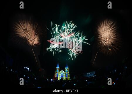 Blick auf Weihnachten Feuerwerk über die Kathedrale der Unbefleckten Empfängnis in Chanthaburi, Thailand. Stockfoto