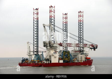 Die Offshore-windenergieanlage bau Schiff Seajacks Scylla wird den Hafen von Cuxhaven am 29. Dezember 2018 erreichen. Stockfoto
