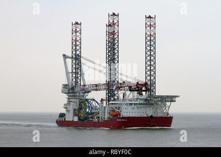 Die Offshore-windenergieanlage bau Schiff Seajacks Scylla wird den Hafen von Cuxhaven am 29. Dezember 2018 erreichen. Stockfoto