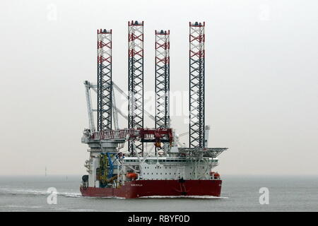 Die Offshore-windenergieanlage bau Schiff Seajacks Scylla wird den Hafen von Cuxhaven am 29. Dezember 2018 erreichen. Stockfoto