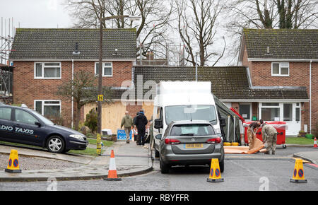 Die Redaktion BITTE BEACHTEN SIE, DASS DAS NUMMERNSCHILD WURDE PIXELATED DURCH PA BILD SCHREIBTISCH Arbeiten am Haus der ehemaligen russischen Spion Sergei Skripal in Salisbury, Wiltshire geht weiter. Das Anwesen ist demontiert, mit dem Dach vollständig von den militärischen Teams im Zuge der Novichok Angriff die Dekontamination Arbeit weiter ausgebaut werden. Stockfoto